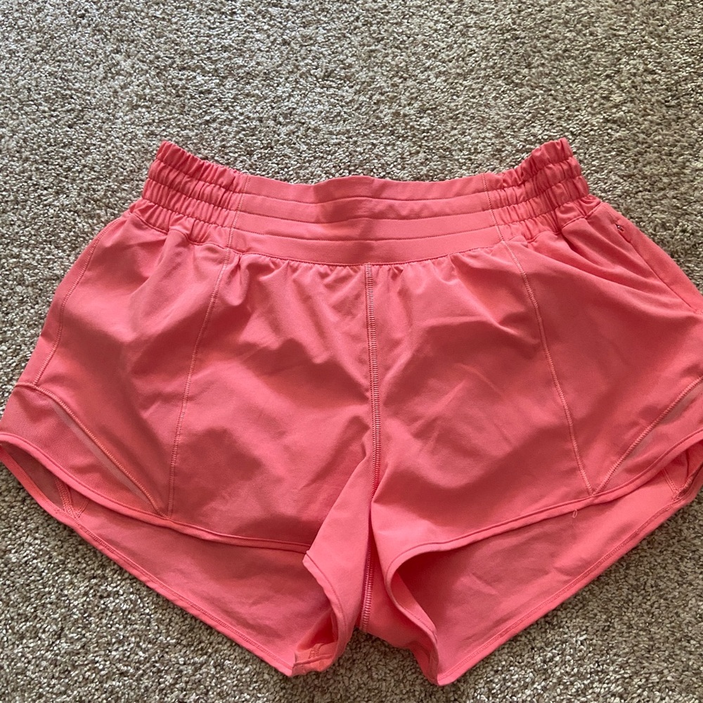 LULULEMON HIGH RISE HOTTY HOT 2.5” SHORTS SIZE 8(OPEN TO OFFERS)